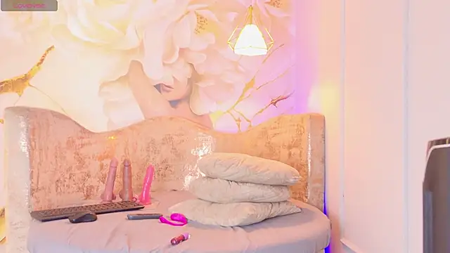 nylaroyale_cr webcam