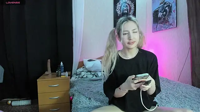 darkang3ix (Ask my age) - I take off my bra and he kisses & sucks