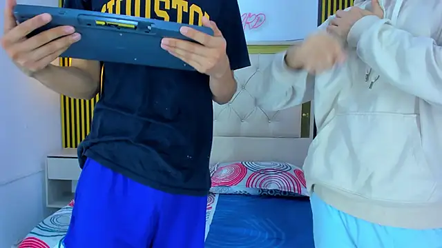 Adventurous_Boys webcam