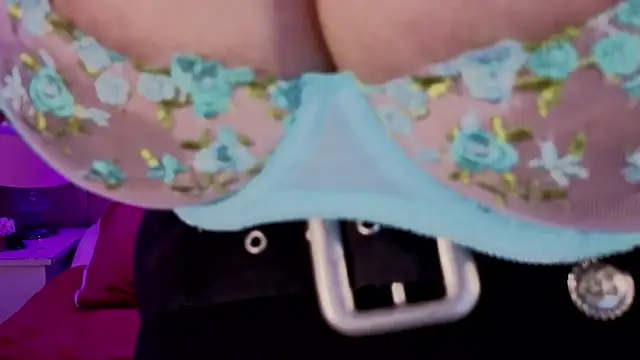 MollyBigBoobs12 webcam