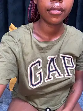 Littlebunny33 Stripchat cam model