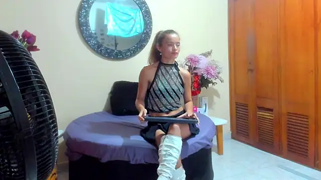 nicolesantana (F young) - topples