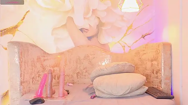 nylaroyale_cr webcam