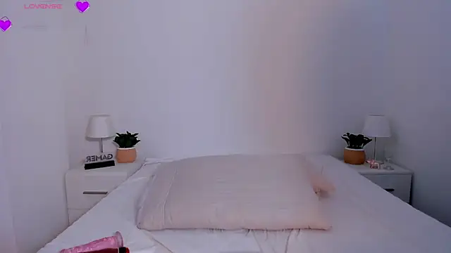 miiatauro - MiiaTauro's free webcam - UK Sex Cams