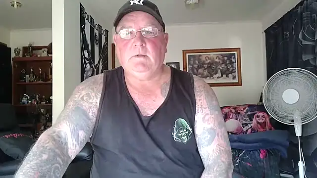 kinkyblueyes69 (M mature) - NAKED