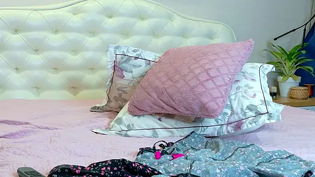 LadySweetWife webcam