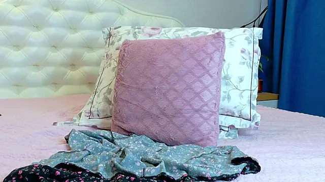 LadySweetWife webcam