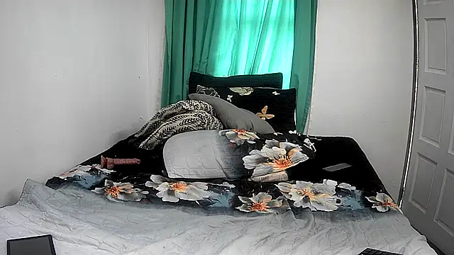 GoldenPussyXOXO webcam