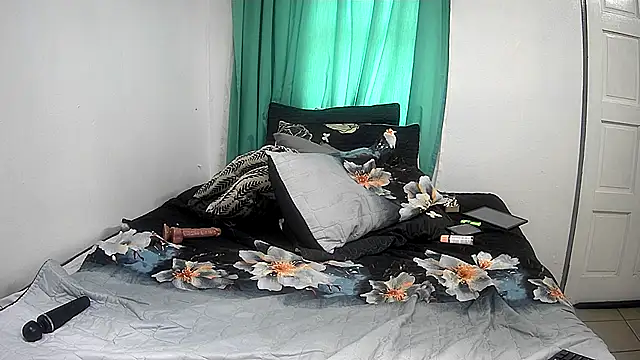 GoldenPussyXOXO webcam