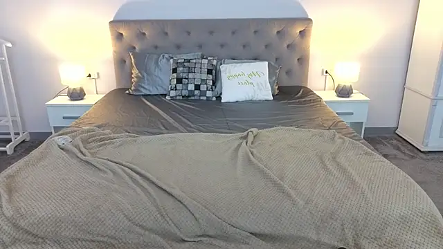 NikkiGoldSide webcam