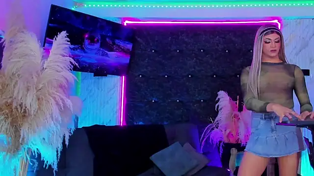 Queens_Wonders_Blonders webcam