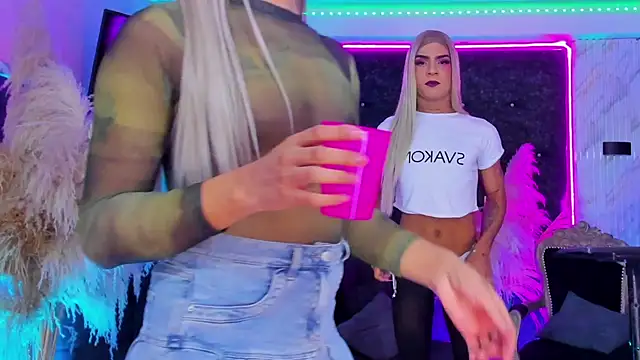 Queens_Wonders_Blonders webcam