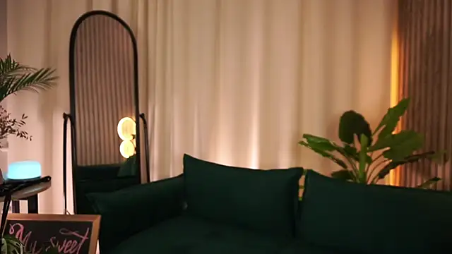 LauraWifeness webcam