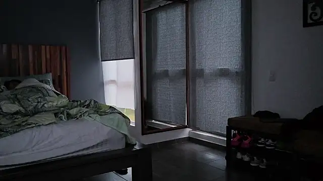 LauraaPeachh1 live sex cam