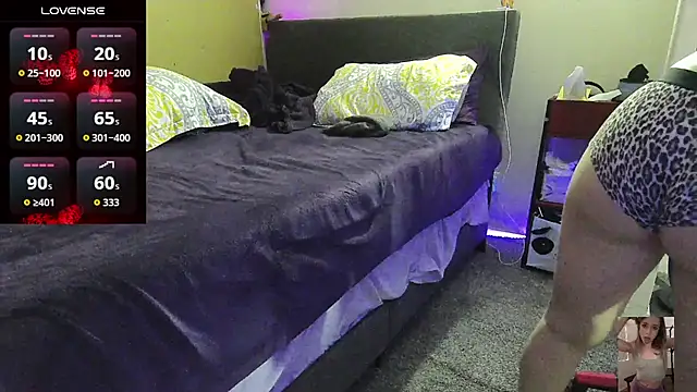 Blondiewithanass webcam