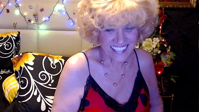 HappyWomanOn webcam