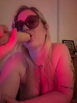 granlady7 (Ask my age) - nalgadas en la cola y aceite en tetas