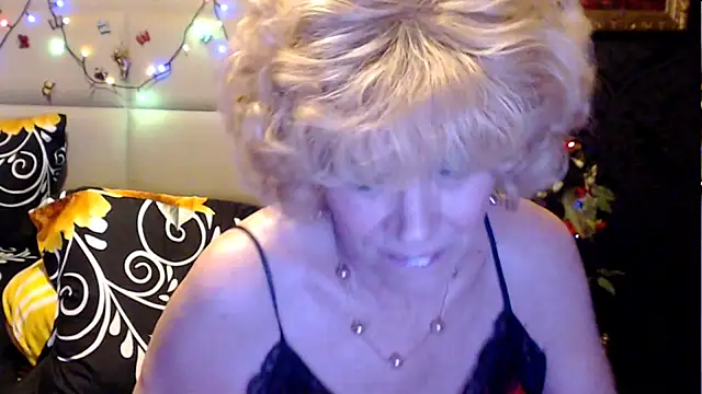 HappyWomanOn webcam
