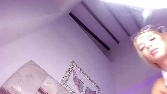 Lola_Blondie webcam