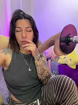 Webcam Model (_antonella_dreamss)  is live.Free join now!