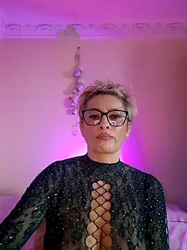 Webcam Model (LunaBlaise) is live