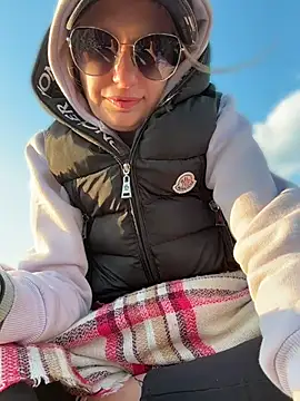 betsy (F young) - Make me cum on public beach