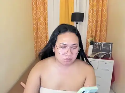 TsUncutKaren live sex cam