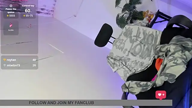 femininebiguncut webcam