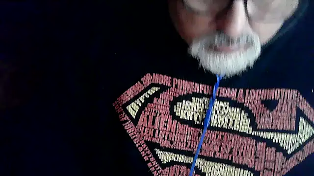 cashot58 (M grandpa) - desnudo mostrando el culo