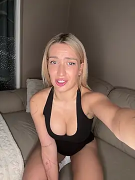 BlondeChiara webcam