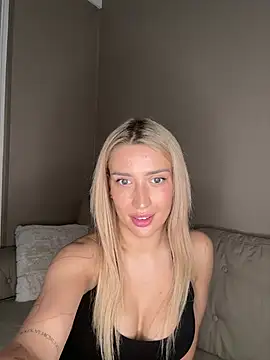 BlondeChiara webcam