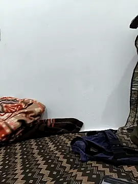 Webcam Model (queen-reenu) is live