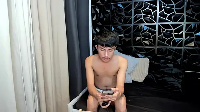 roberthugecock - Roberthugecock's free webcam - UK Sex Cams