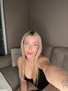 BlondeChiara webcam