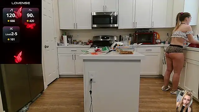 Blondiewithanass webcam