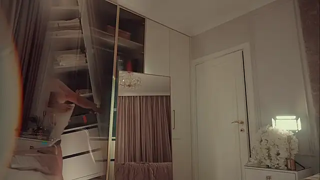 MilaDYstarlight webcam