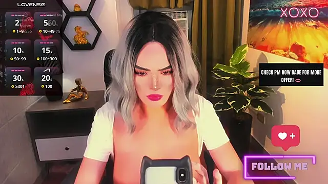 HugeSurpriseLianeTs webcam