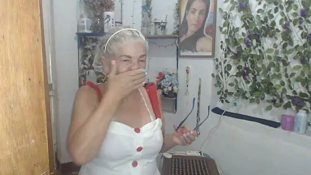 FunnyGrandma live sex cam