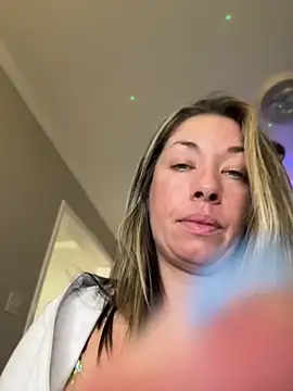 Webcam Model (MiraKisss)  is live.Free join now!