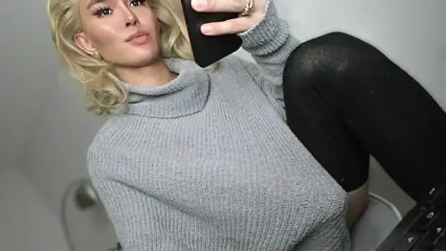 TheQueenNextDoor webcam