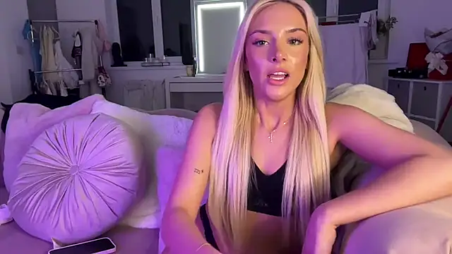 Naughtyblondex webcam