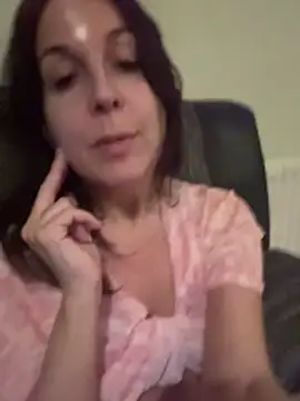 petitehotwife4u webcam