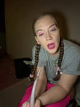 RoxyRedXO12 - Live Cam