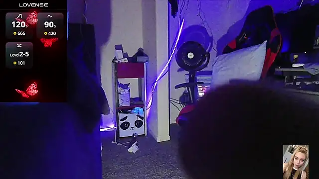 Blondiewithanass webcam