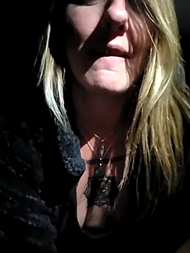 SheIsSomething webcam