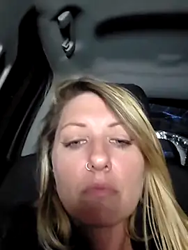 SheIsSomething live sex cam