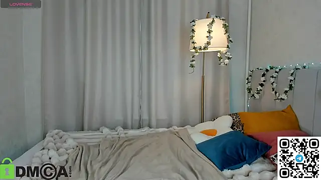 annet_nel1son (F young) - Play with your nipples in clothes