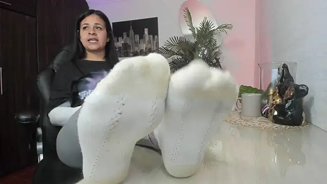 amaia_bushida (F young) - completely wet my leggings with water