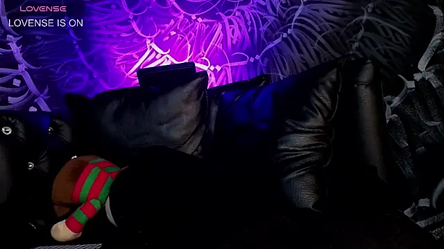 dahlia_darkwood webcam