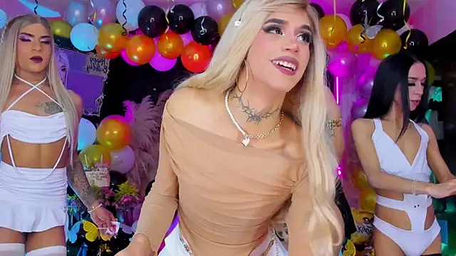 Queens_Wonders_Blonders webcam